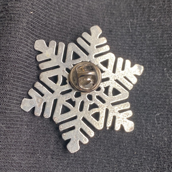 Pretty Snowflake Pin - Picture 3 of 4